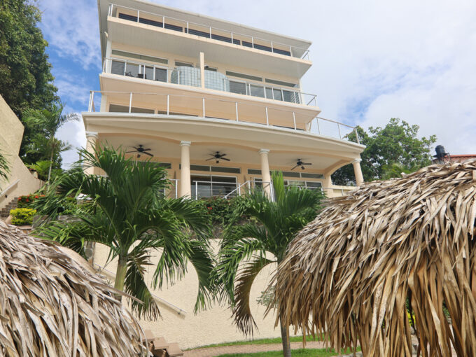 Image of the outside of Casa Caracol in Playa Corona