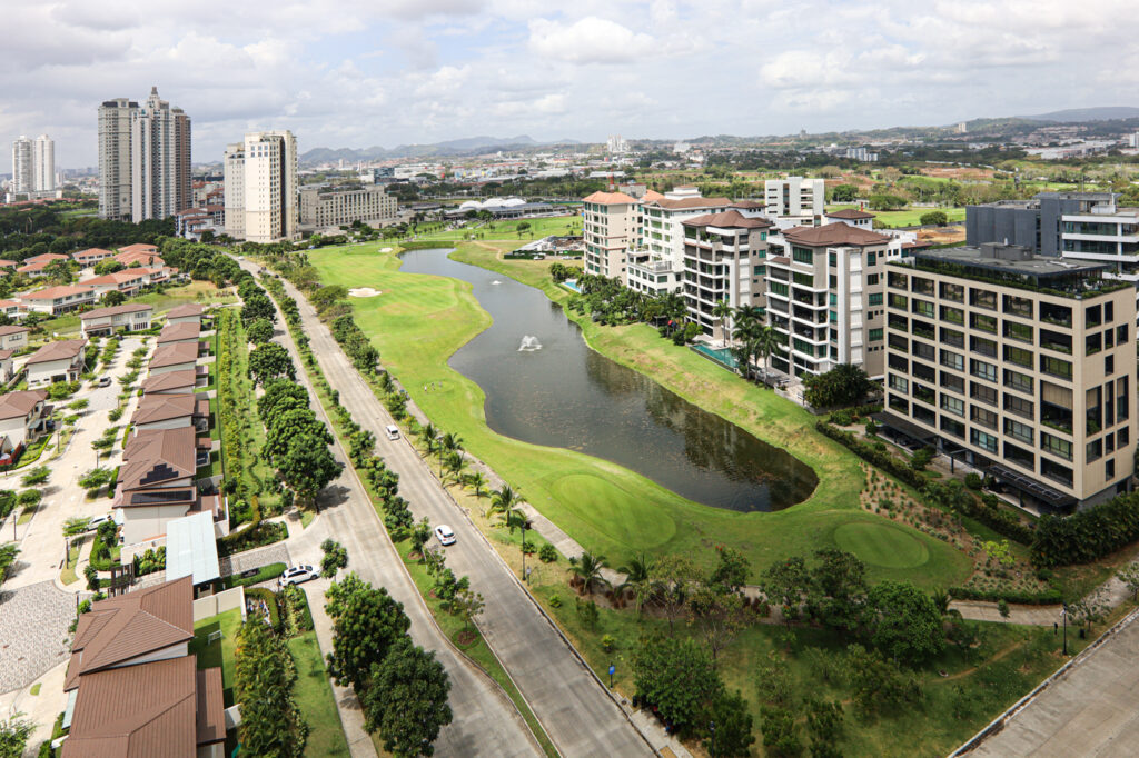 Image of the golf course and houses at Ocean House