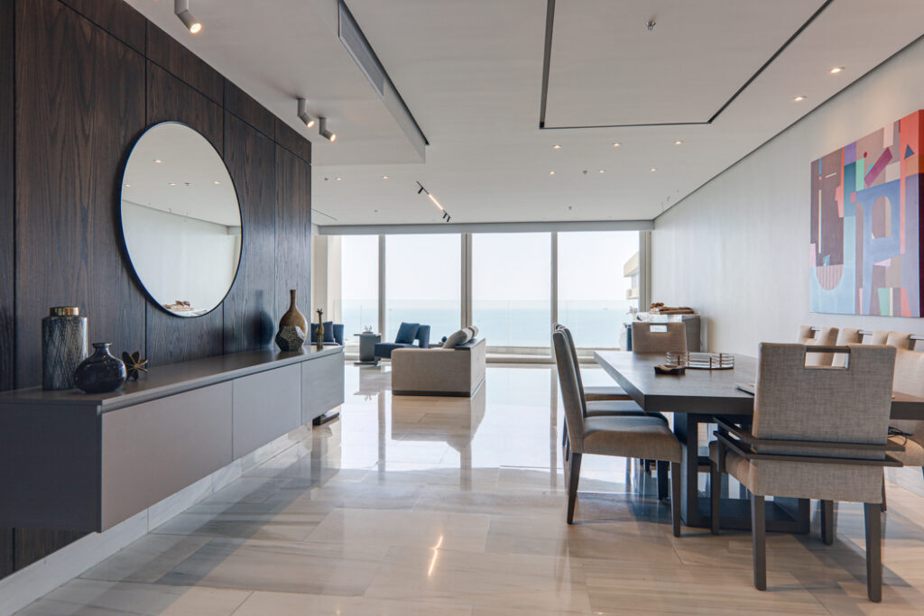 Imagen de la sala con mesa y sillas en este apartamento de lujo en Punta Paitilla