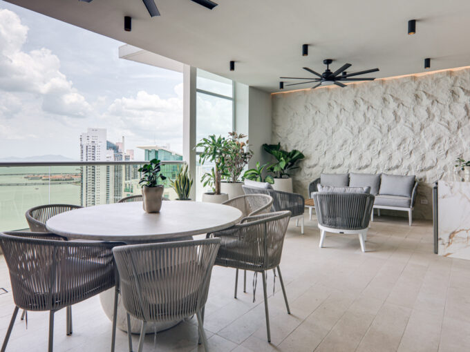 Image of terrace with table and chairs at Costanera Aqua