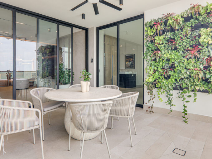 Image of a terrace with chairs a table and plants at Costanera Aqua
