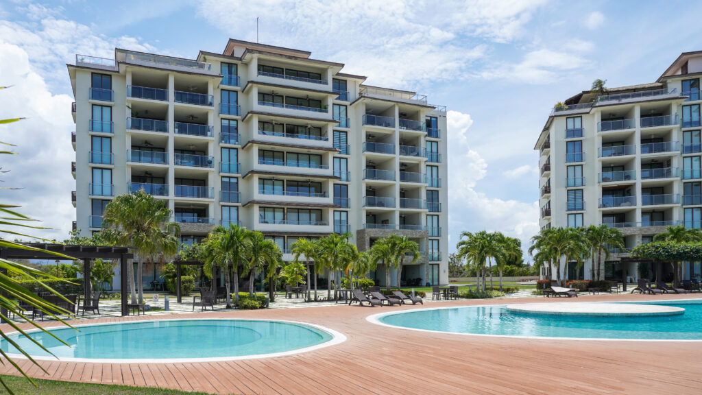 Image of the social area with swimming pool at Perlamar