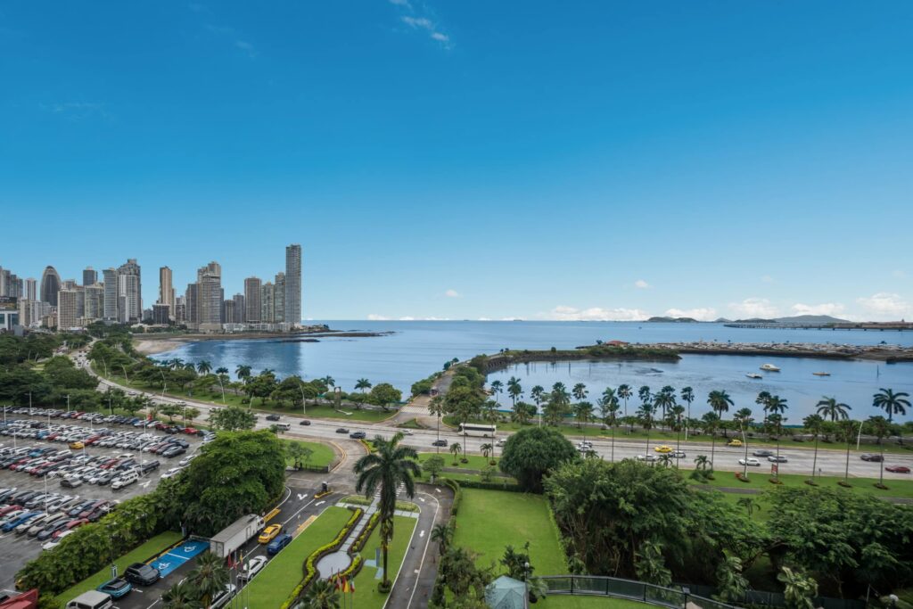 Imagen de las vistas del agua y los rascacielos en la Avenida Balboa