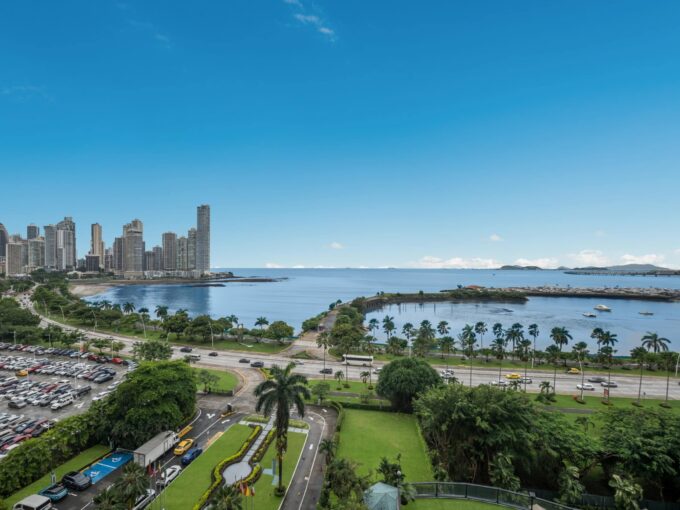 Image of the views of Panama City from Avenida Balboa