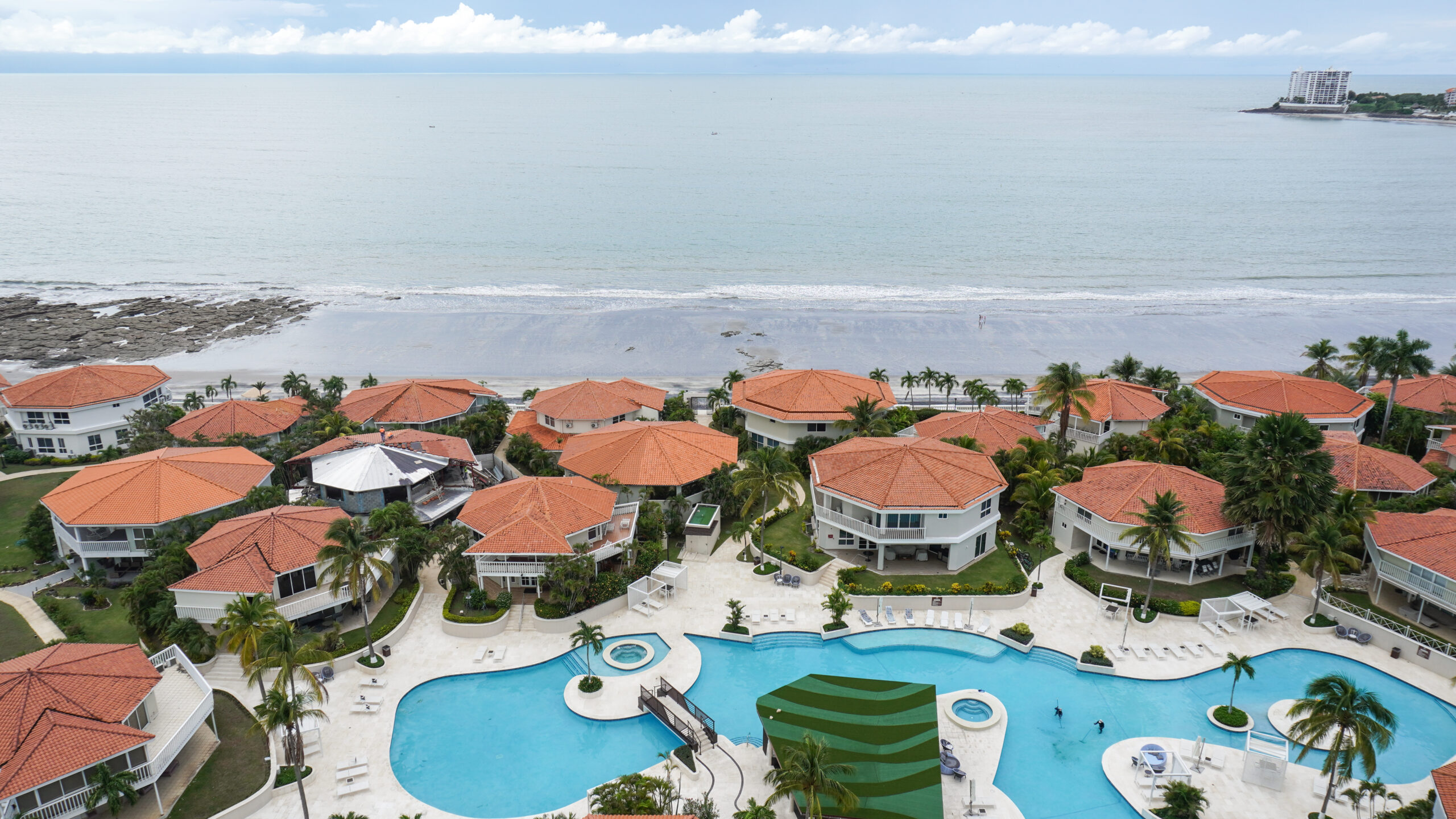 Imagen de las piscinas y vista parcial del mar desde Coronado Country Club