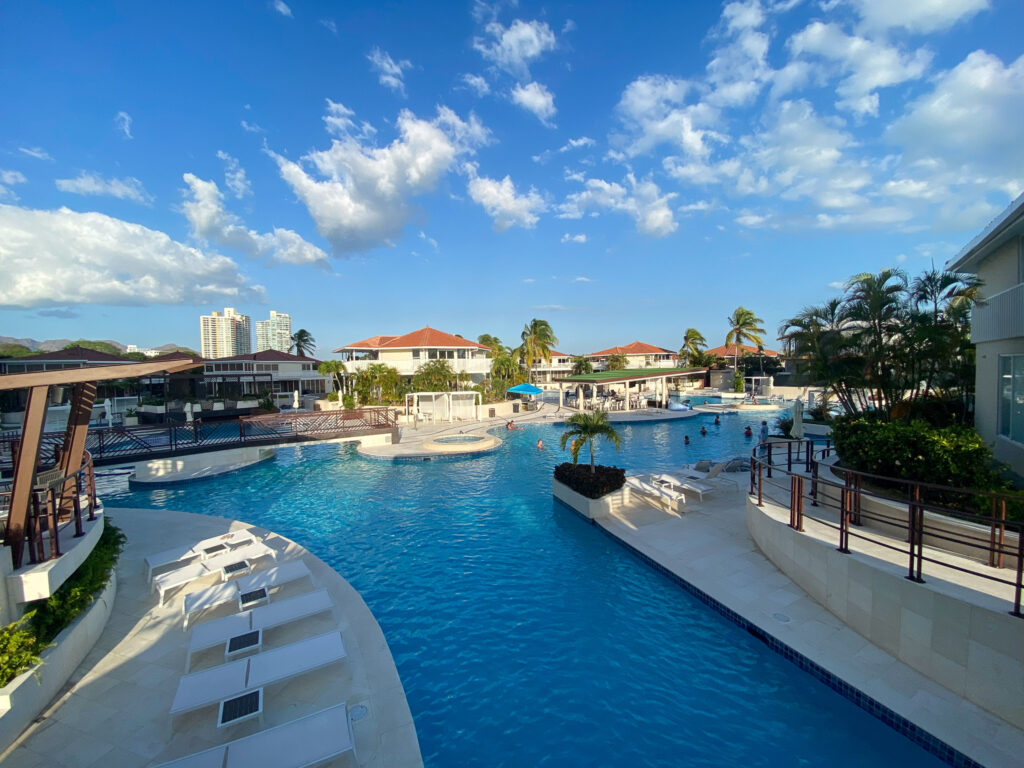 Imagen de la piscina y edificios en coronado country club