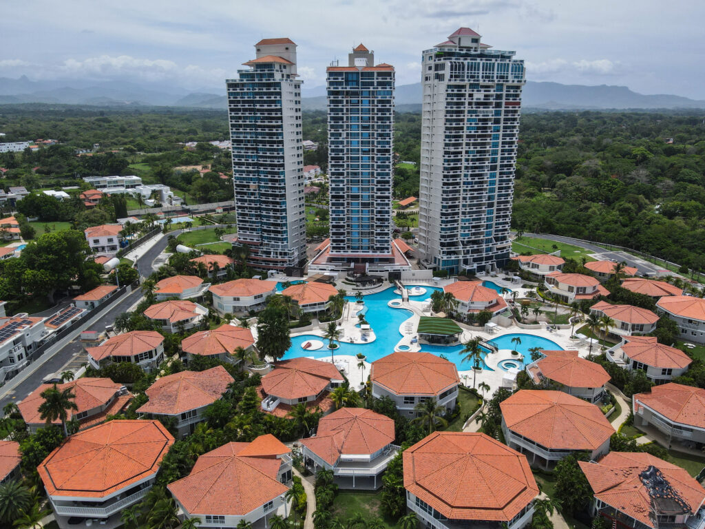 Imagen del exterior de los edificios y vista de la piscina en coronado country club