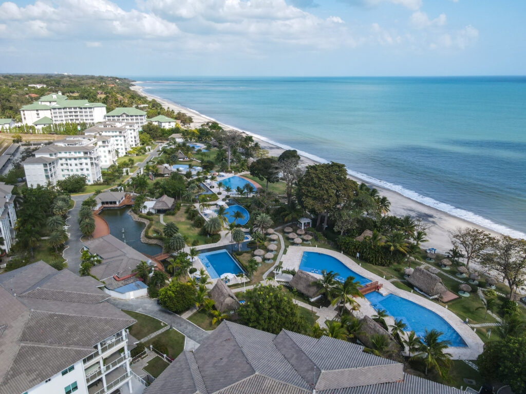 Image of the Bijao community with views of the ocean
