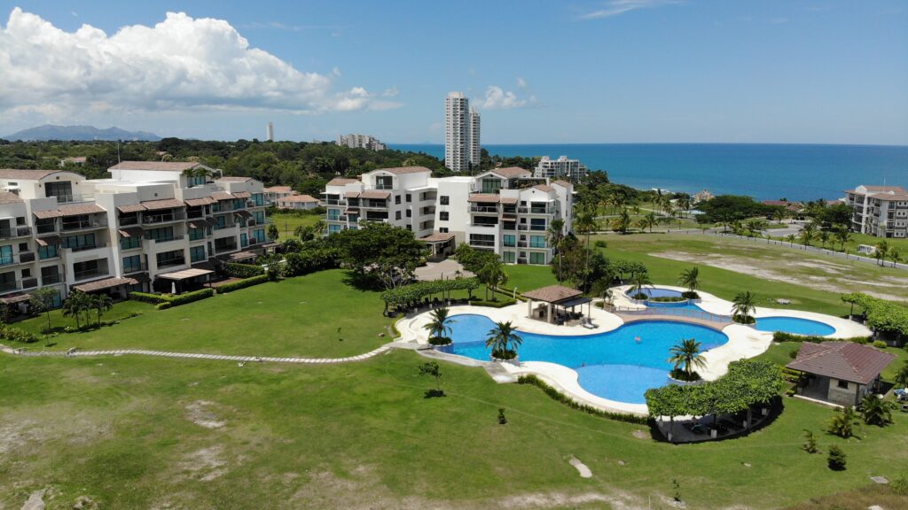 Image of the swimming pool and social area at Altamar Casamar