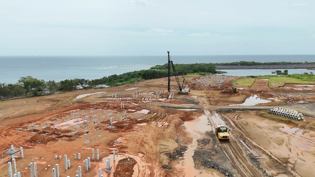 Image of construction going on at Portalmar with equipment and workers, and views of the ocean and greenery