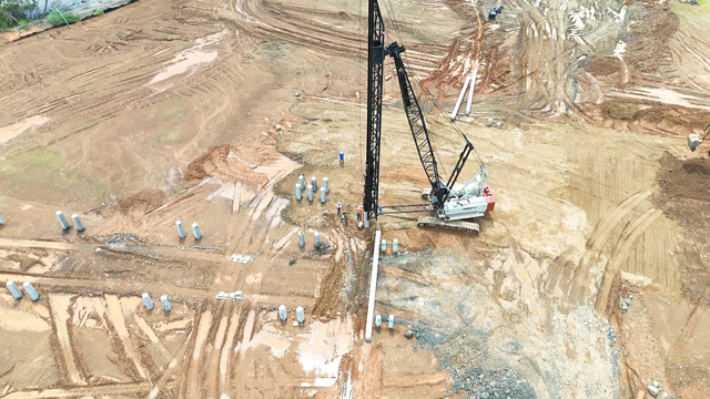 Image of construction equipment and construction workers at Portalmar