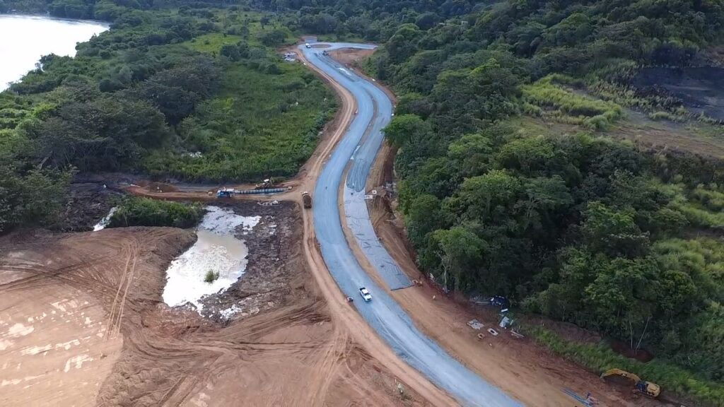 Image of the upcoming road into Portalmar with greenery and concrete