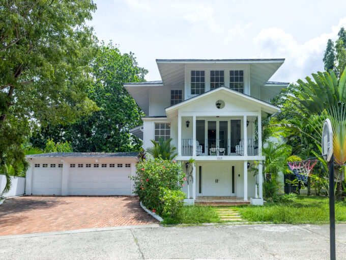 Image of the outside of Casa Gorgas in Cerro Ancon