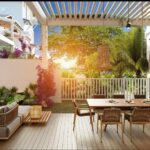 Image of the terrace with table and chairs in this condo in Marina Gardens in Buenaventura