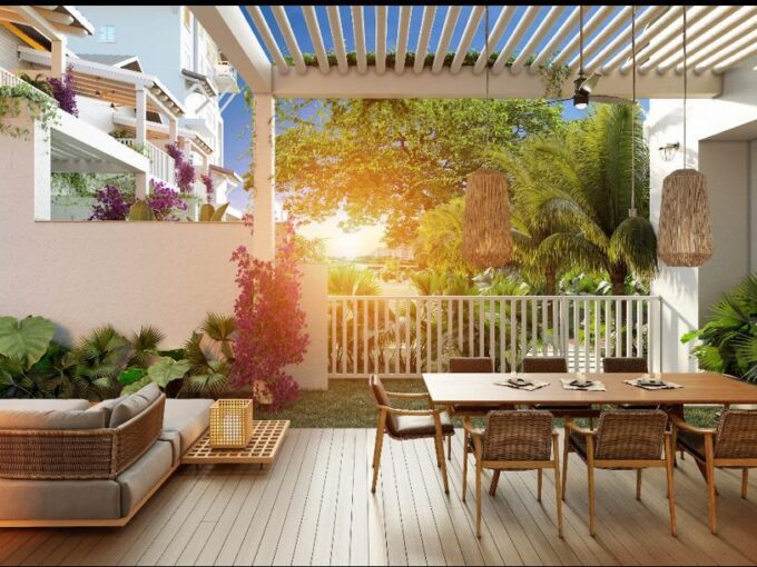 Image of the terrace with table and chairs in this condo in Marina Gardens in Buenaventura