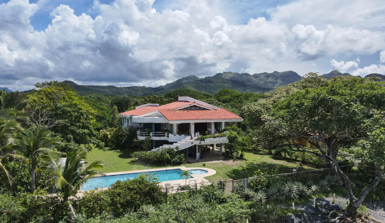 Oceanfront villa for sale in playa malibu