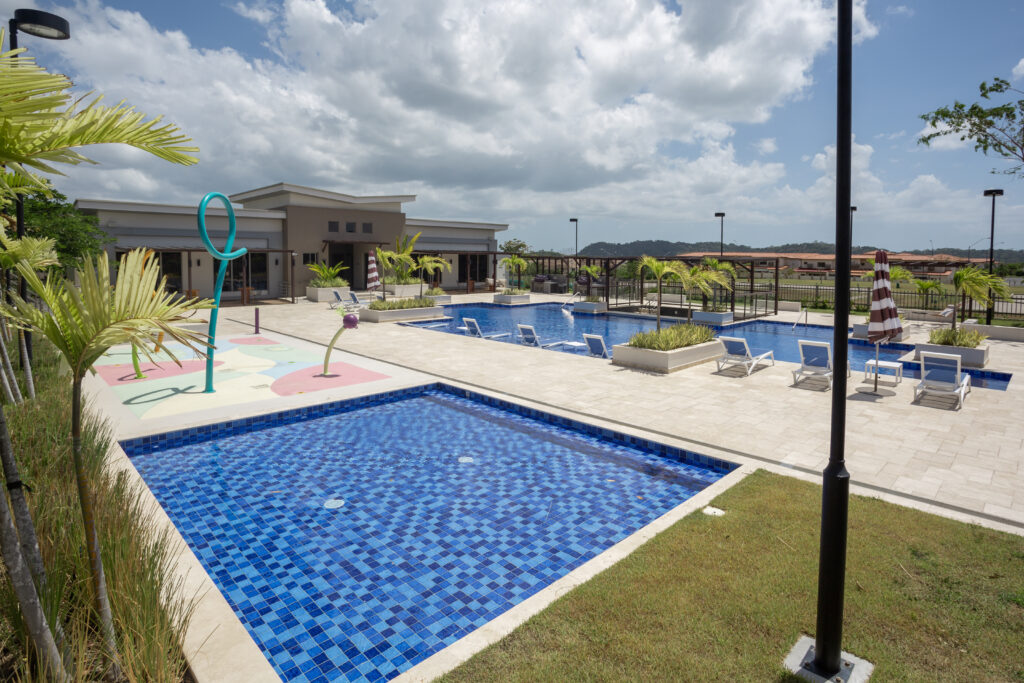 Image of the swimming pool in Paterre in Panama Pacifico
