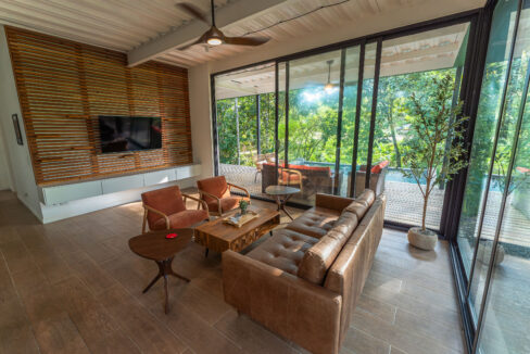 Image of the living area with couch, table, and chairs in Burn Brae Plantation in Bocas del Toro