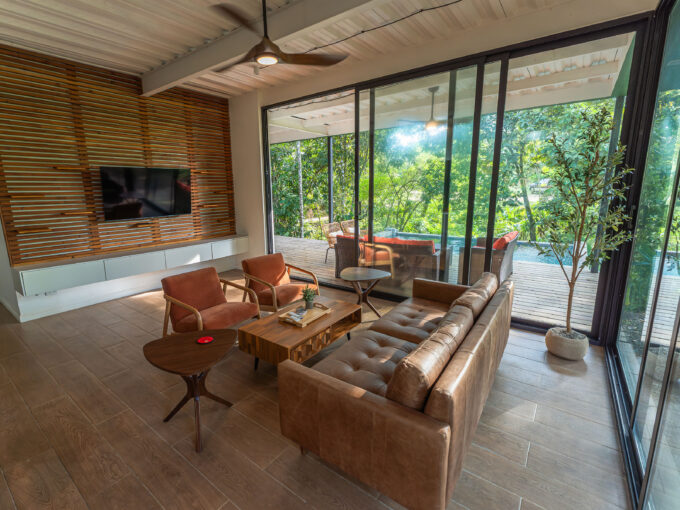 Image of the living area with couch, table, and chairs in Burn Brae Plantation in Bocas del Toro