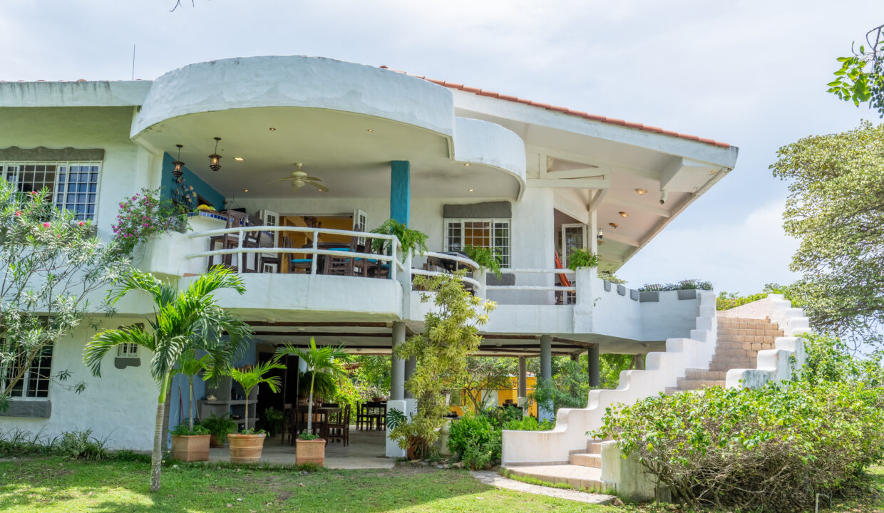 Oceanfront villa for sale in playa malibu