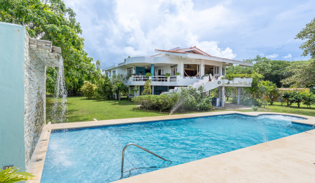 Oceanfront villa for sale in playa malibu