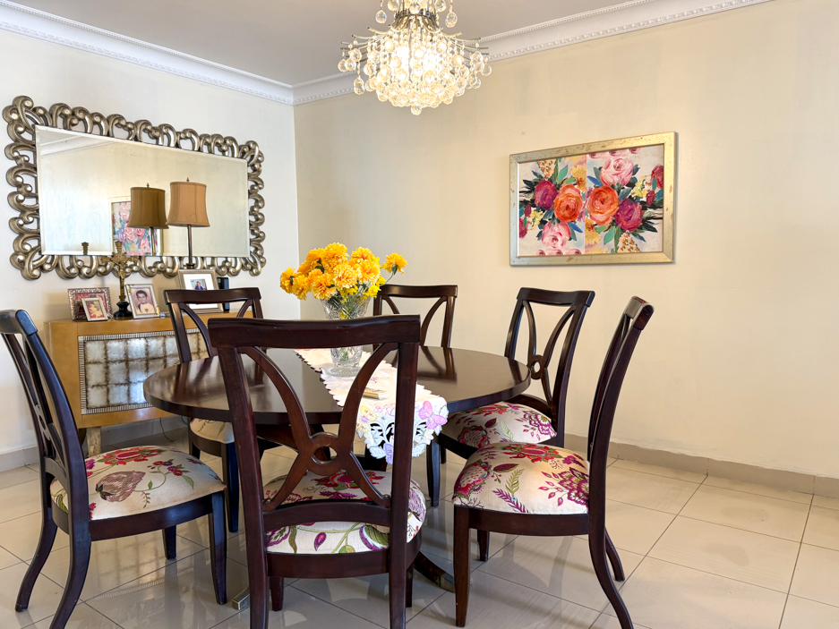 Image of  Dining room with table,chairs,mirror in Waterview San Francisco