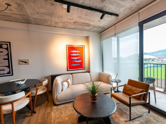 Image of the living area with table and chairs in this condo in Centriqo Panama Pacifico