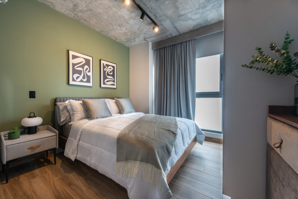 Image of bedroom with bed, table and chairs in this condo in Centriqo in Panama Pacifico