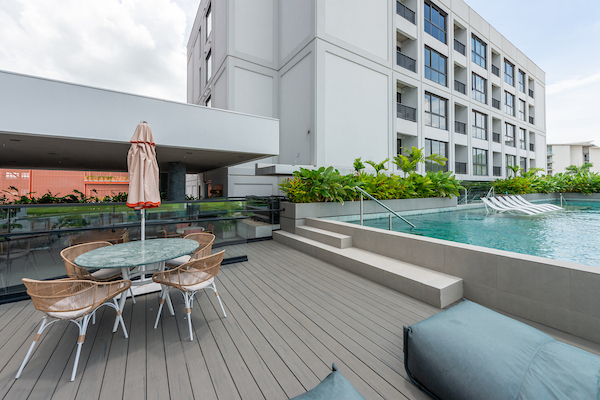 Image of the centriqo building with a partial view of the pool