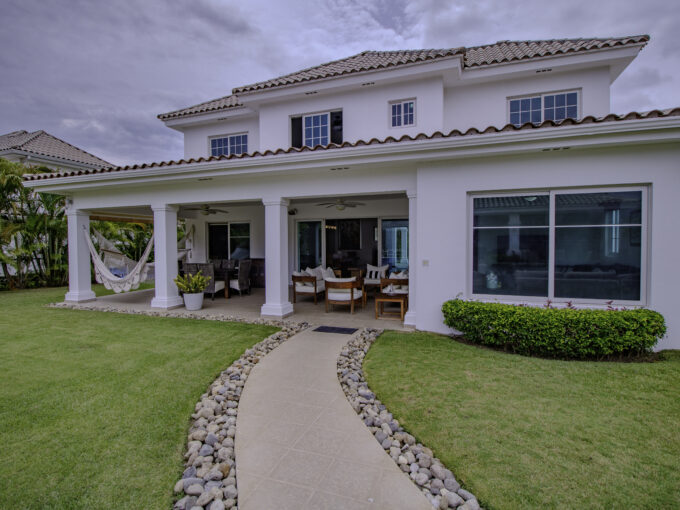 Image of the outside of this villa in Bijao with path leading to the terrace