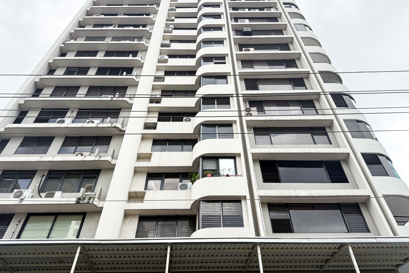 Image of the outside of the La Ronda Building in Obarrio