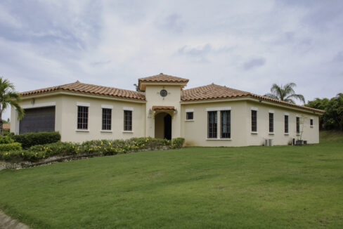 Image of the outside of the house and garden in Hacienda Pacifica