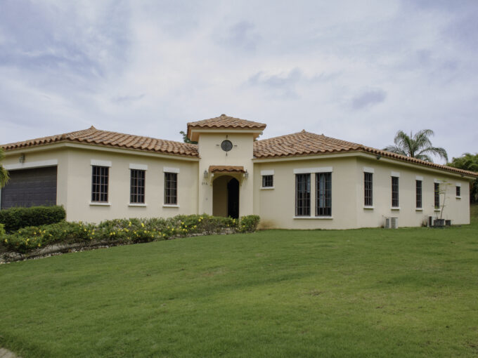 Image of the outside of the house and garden in Hacienda Pacifica