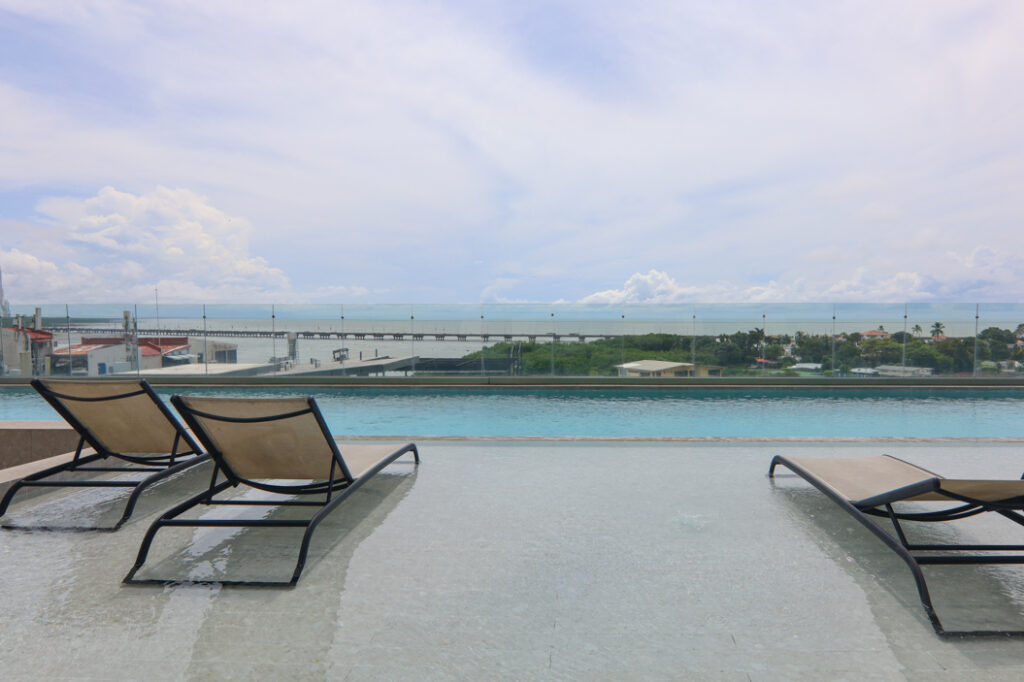 Image of the swimming pool with views of the water and greenery in this condo in Victory Sport in Coco del Mar