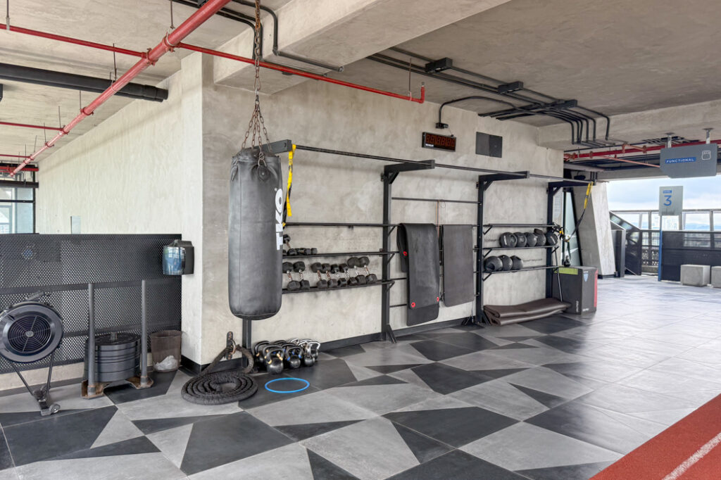 Image of the gym with equipment in this condo in Victory Sport in Coco del Mar