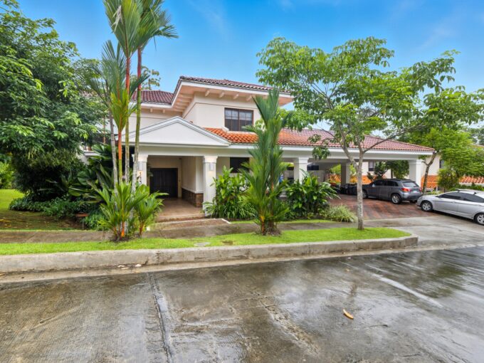 Image of the outside of this house for sale in Los Senderos de Camino de Cruces