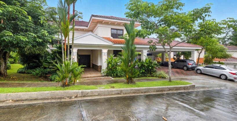 Image of the outside of this house for sale in Los Senderos de Camino de Cruces