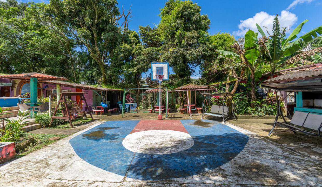 Mixed use property for sale in downtown El Valle