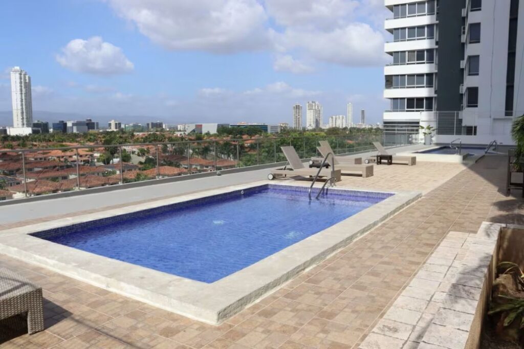 Image of the swimming pool in Breeze in Costa del Este