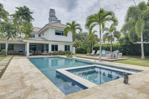 Image of pool in this home for sale in Bijao