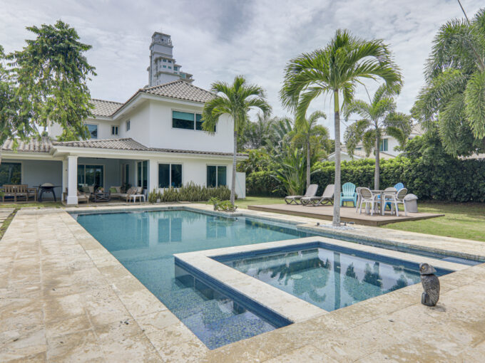 Image of pool in this home for sale in Bijao