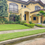 Image of the outside of this house for sale in Antigua, Costa del Este Panama with greenery