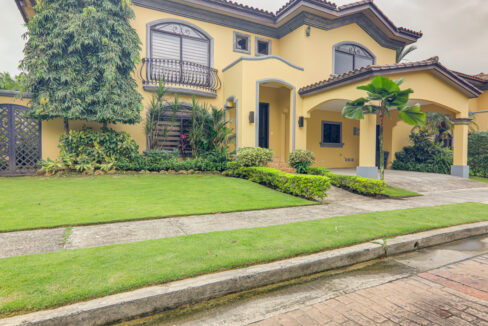 Image of the outside of this house for sale in Antigua, Costa del Este Panama with greenery