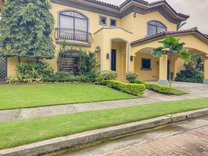 Image of the outside of this house for sale in Antigua, Costa del Este Panama with greenery