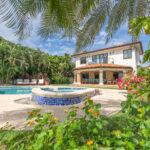 Image of the swimming pool and garden in this Buenaventura home for sale