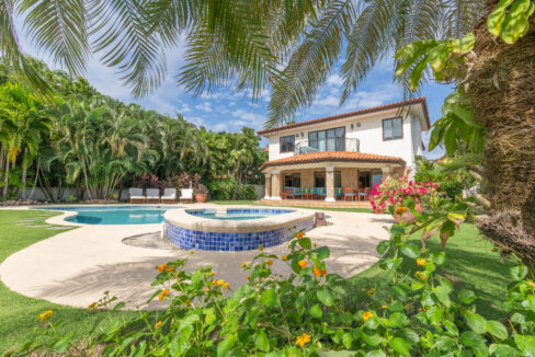 Image of the swimming pool and garden in this Buenaventura home for sale