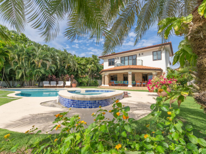 Image of the swimming pool and garden in this Buenaventura home for sale
