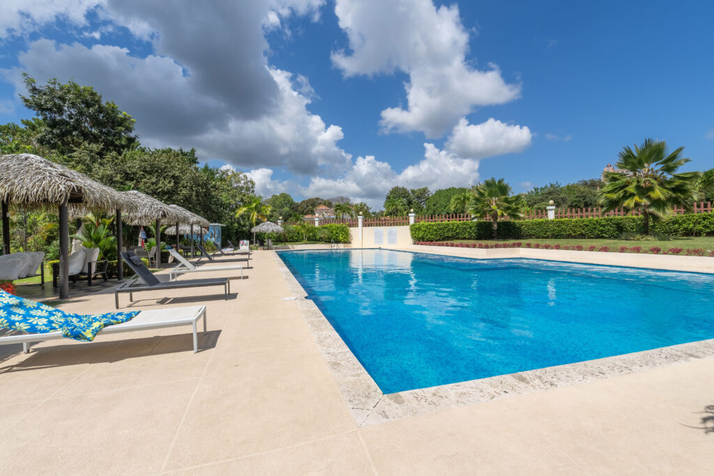 Image of swimming pool in Coronado Golf