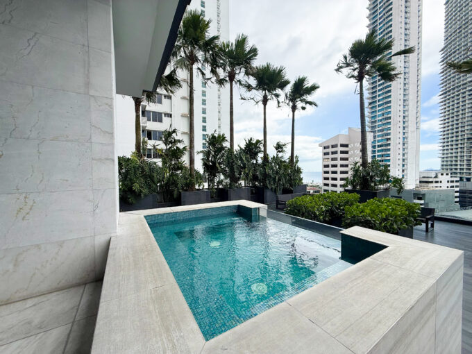 Image of pool in this condo for sale in Nuovo