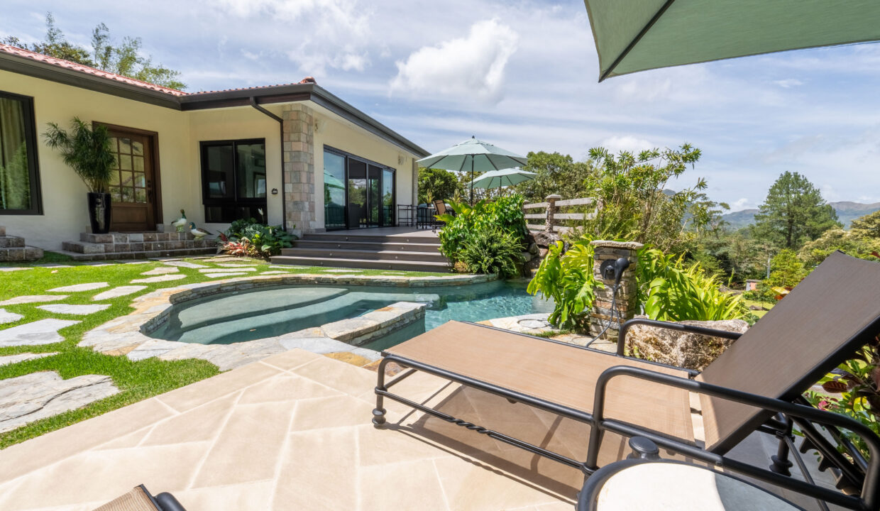 Luxury Hilltop Estate For Sale in El Valle De Anton(25)